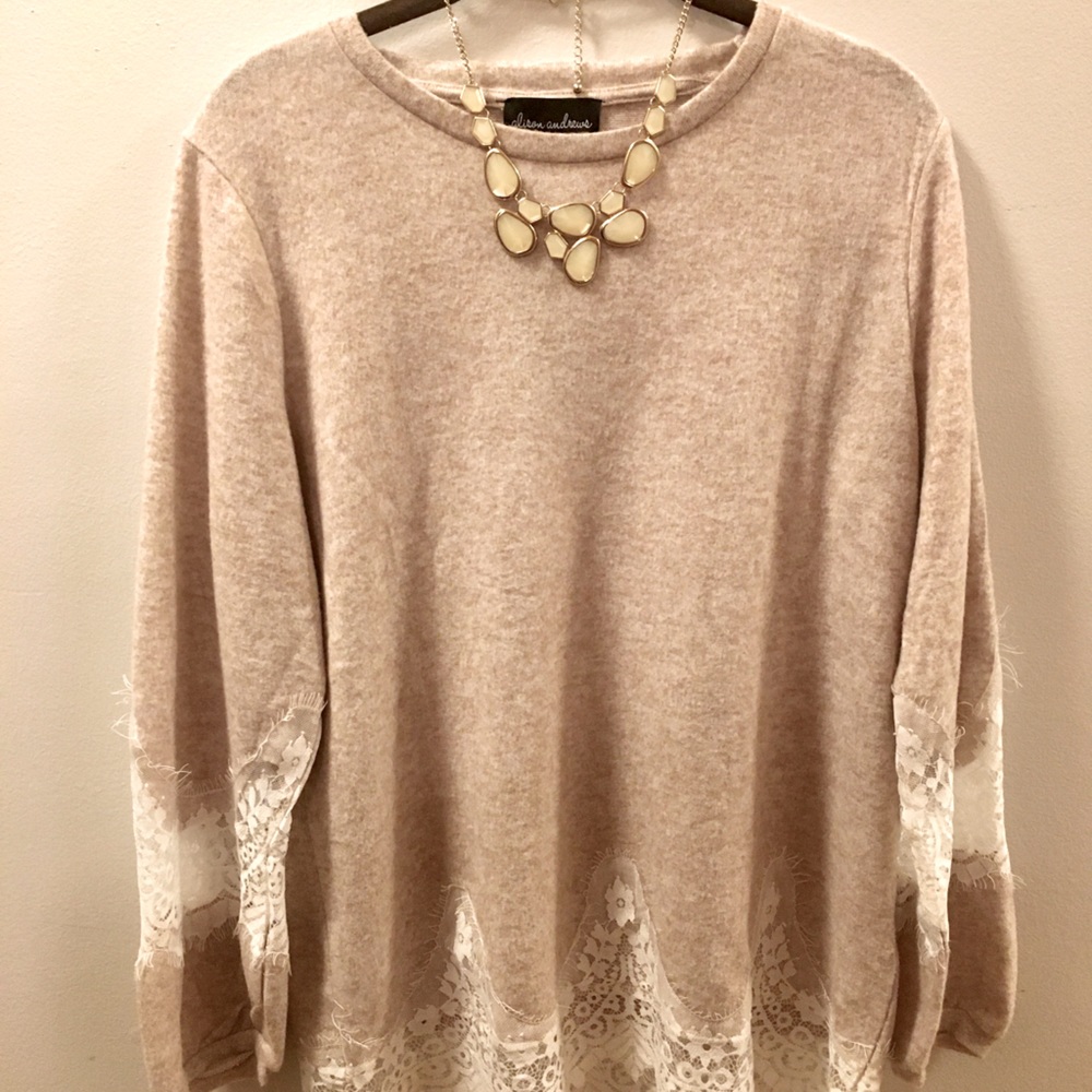 NWT Light Weight Top with lace accents